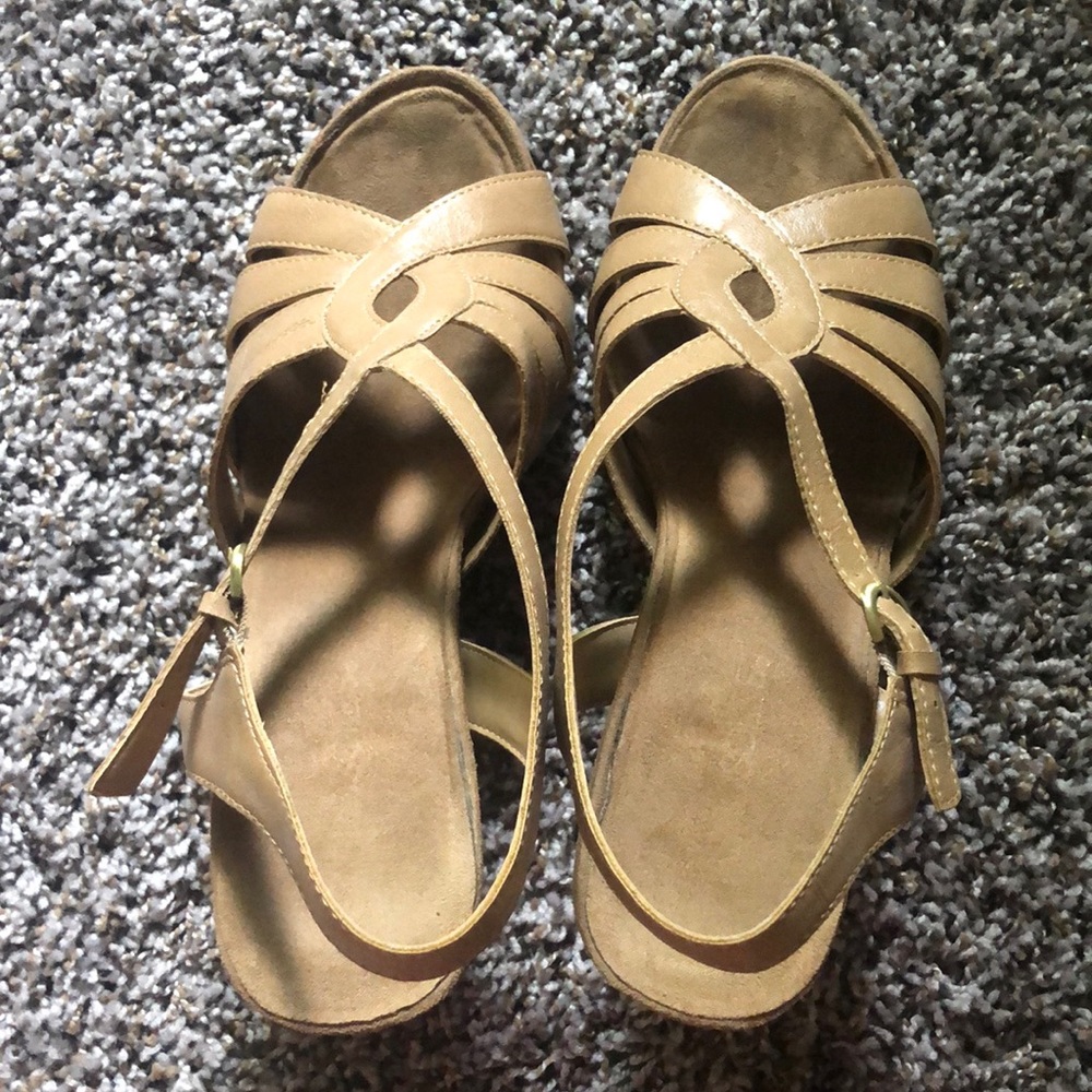 Tan Aerosole wedges size 10